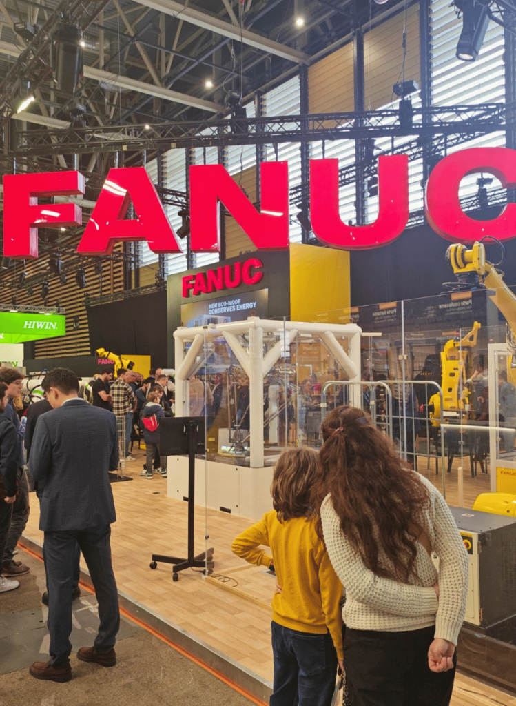 Stand FANUC avec robots industriels en démonstration